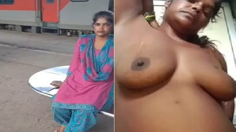 Bandra metro rail toilet me horny bhabhi fingering