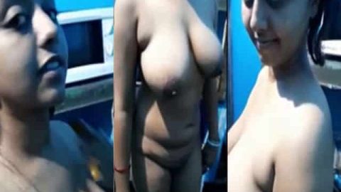 Busty Bengali housewife boobs show MMS