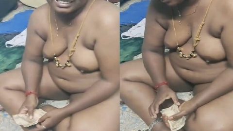 Paid Tamil slut aunty counting money in nudity