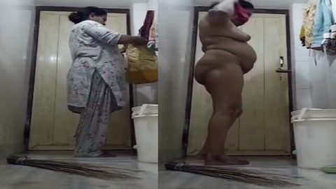 Sexy mature mom before bath nude body showing