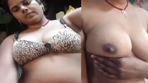 Village bhabhi removes bra and shows big boobs viral MMS